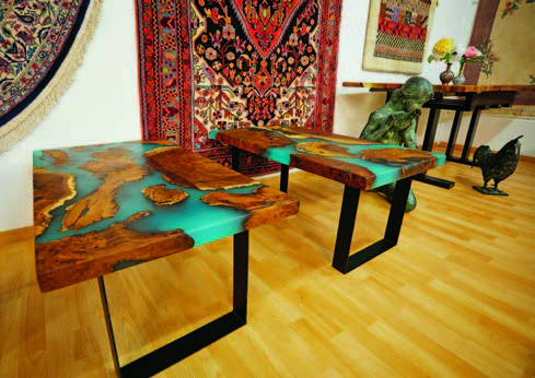 Die Tische aus Holz und Epoxitharz stammen aus Kolumbien Die Tische aus Holz und Epoxitharz stammen aus Kolumbien